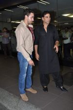 Akshay Kumar and Imran Khan return from Dubai in Mumbai Airport on 12th Aug 2013 (17).JPG